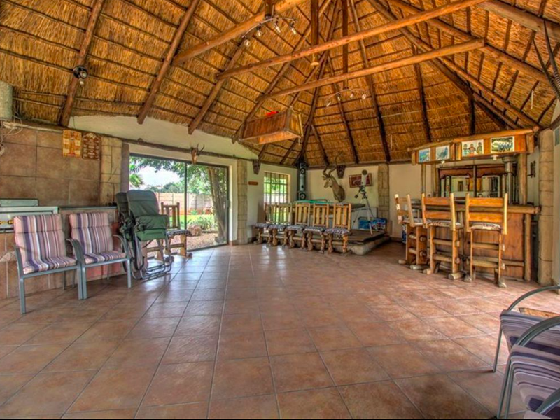 Spacious 4 Bedroom Family Home with Pool, 3 Garages and Staff Accommodation - Photo 6