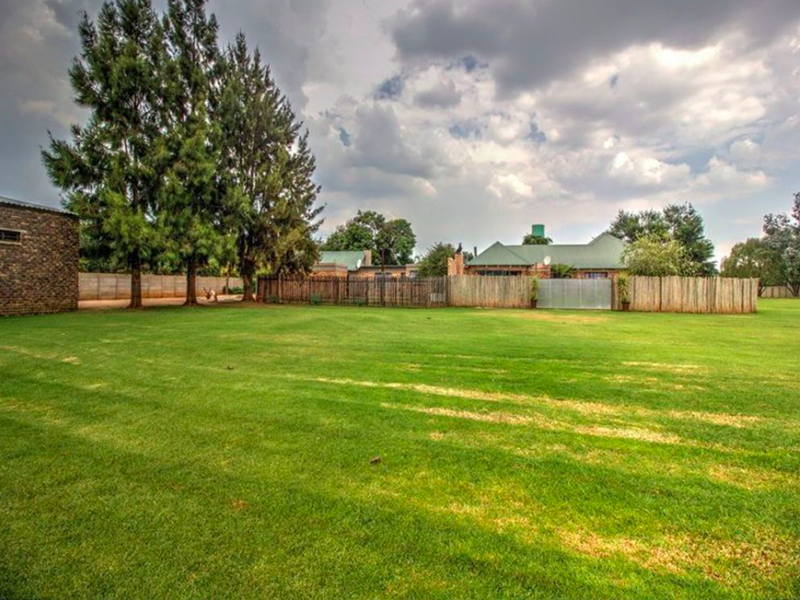 Spacious 4 Bedroom Family Home with Pool, 3 Garages and Staff Accommodation - Photo 8
