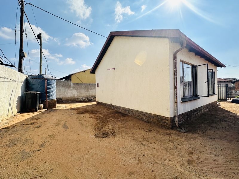 A charming starter home with comfort, convenience and care . - Photo 1