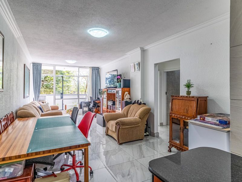 Lovely 2-Bedroom First-Floor Apartment in Quiet Area - Photo 2