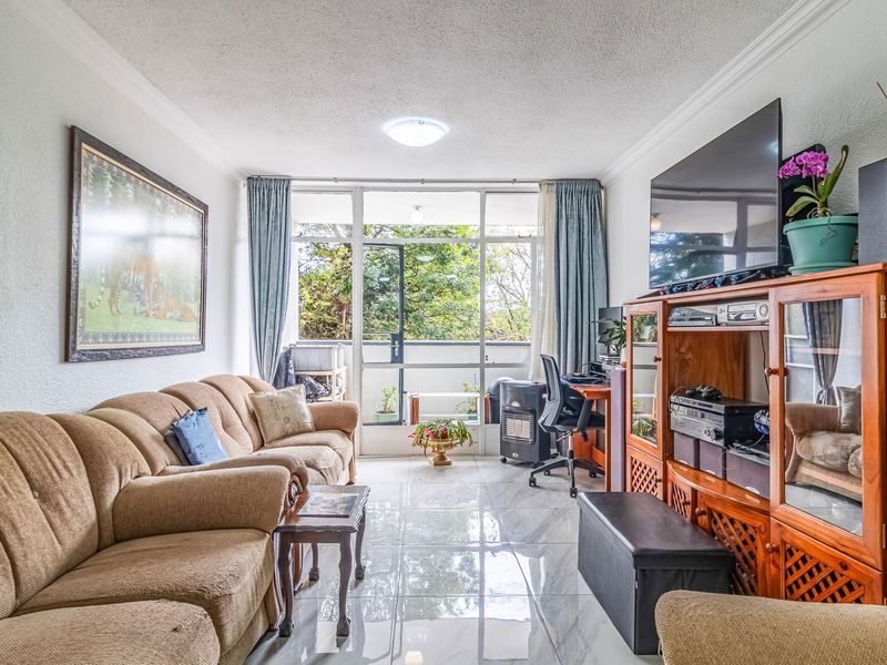 Lovely 2-Bedroom First-Floor Apartment in Quiet Area - Photo 1