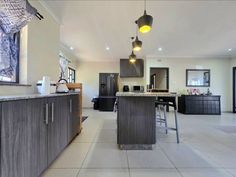 A house with endless potential and land!!! - Photo 3