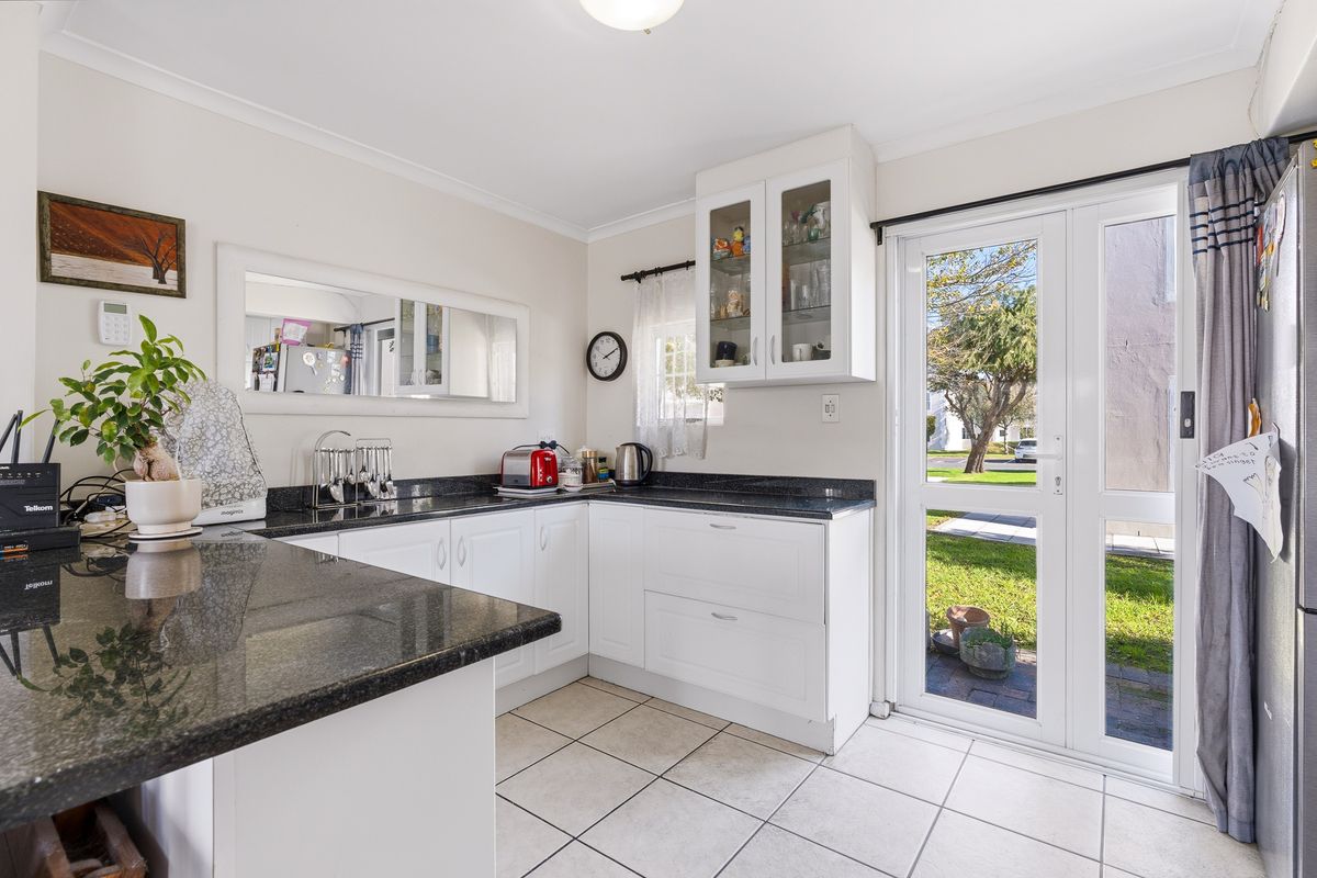 New Release! Light & Bright 3-Bed Duplex in Sought-After Howard Hamlet - Photo 5