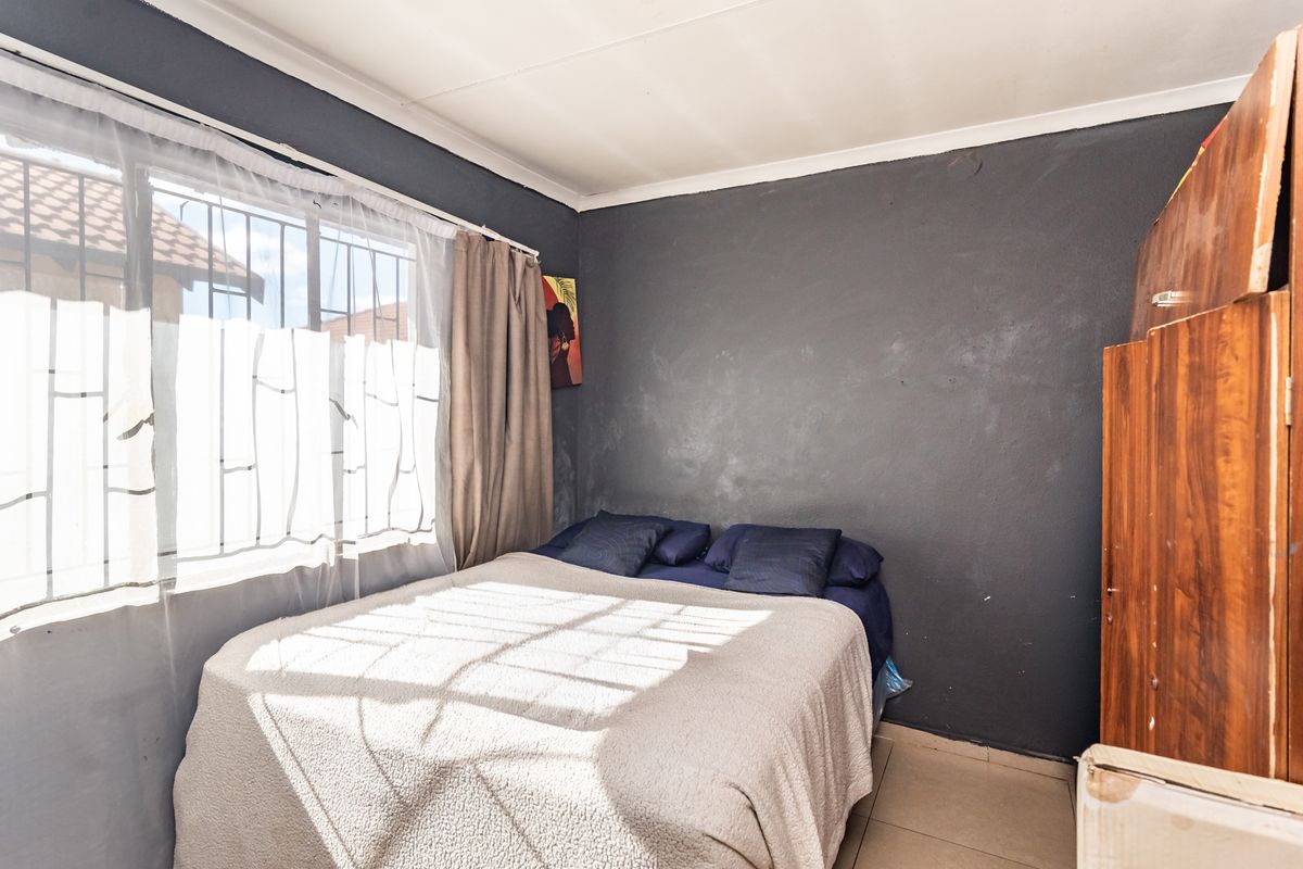 Charming 2-Bedroom House in a Convenient Location - Photo 5