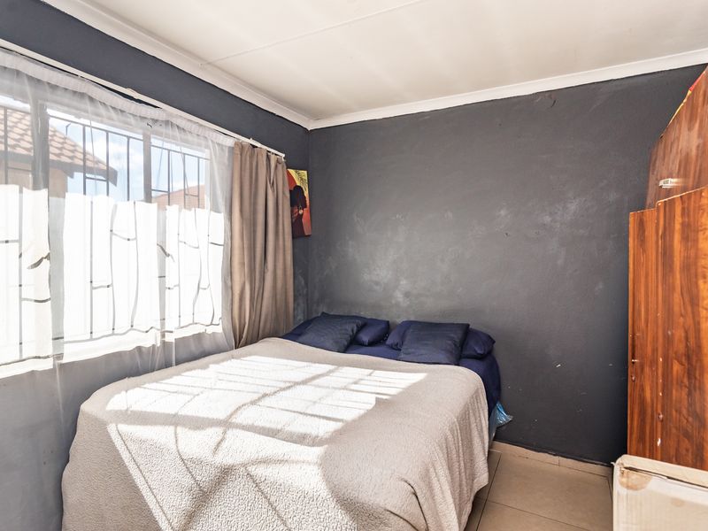Charming 2-Bedroom House in a Convenient Location - Photo 5