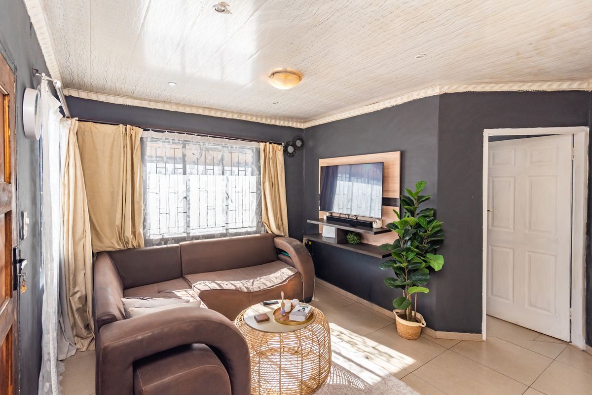 Charming 2-Bedroom House in a Convenient Location - Photo 3