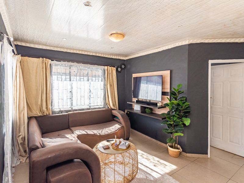 Charming 2-Bedroom House in a Convenient Location - Photo 3