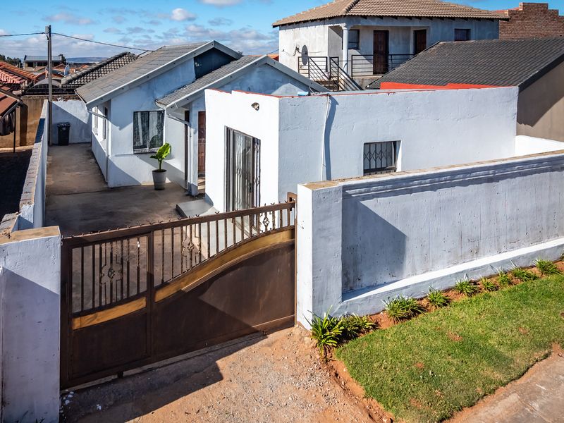 Charming 2-Bedroom House in a Convenient Location - Photo 1