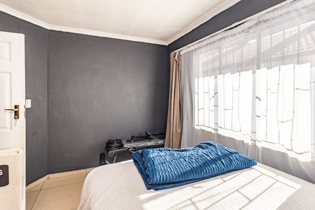 Charming 2-Bedroom House in a Convenient Location - Photo 4