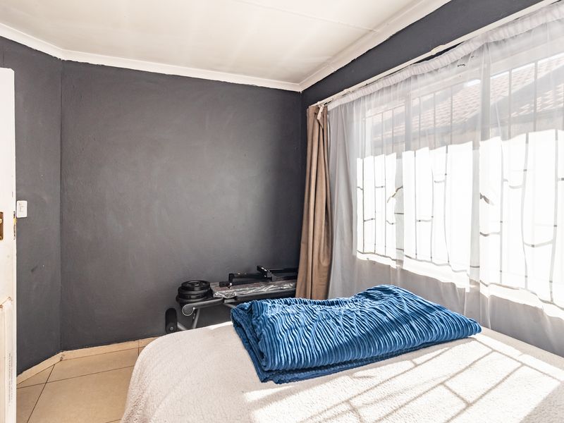 Charming 2-Bedroom House in a Convenient Location - Photo 4