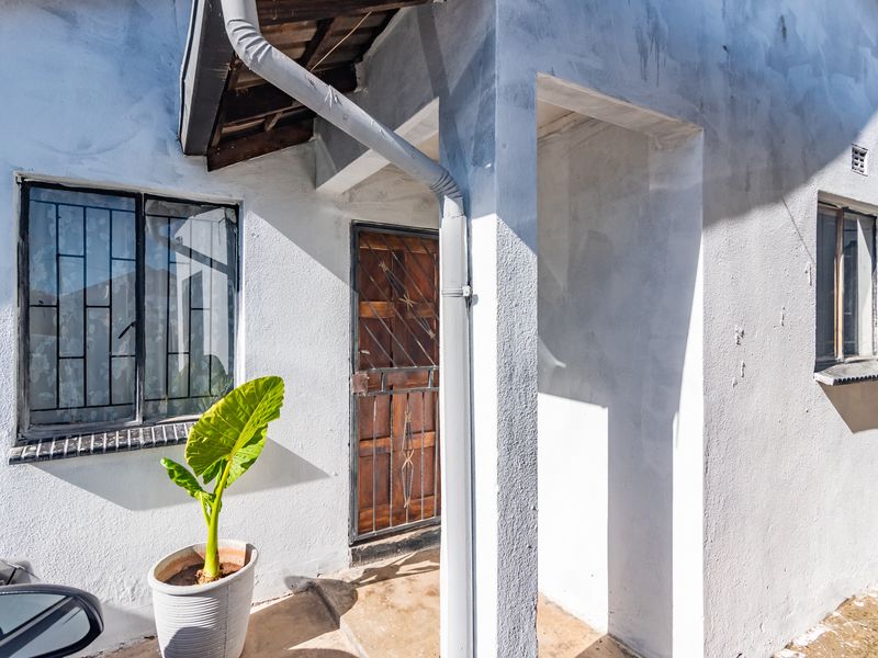 Charming 2-Bedroom House in a Convenient Location - Photo 10