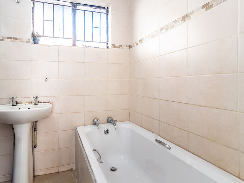 Charming 2-Bedroom House in a Convenient Location - Photo 9