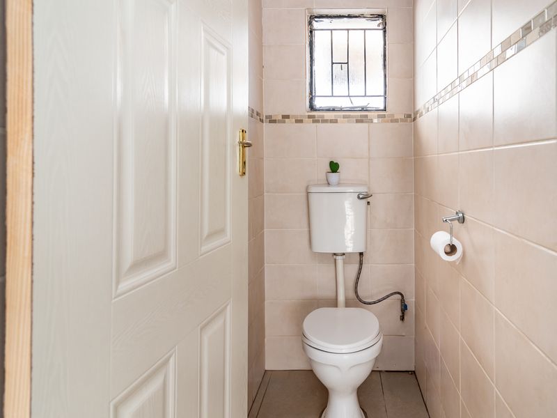 Charming 2-Bedroom House in a Convenient Location - Photo 8