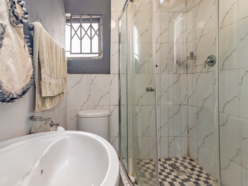 Charming 2-Bedroom House in a Convenient Location - Photo 7