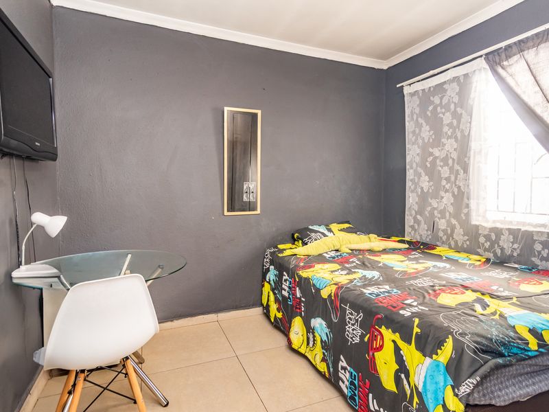 Charming 2-Bedroom House in a Convenient Location - Photo 6