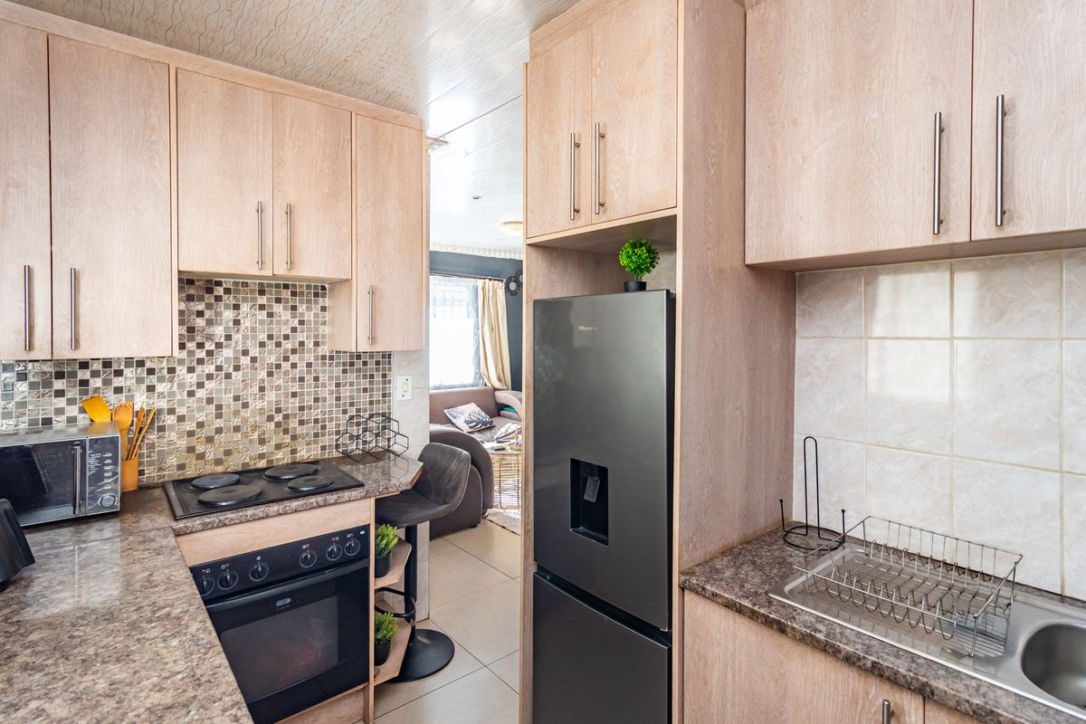 Charming 2-Bedroom House in a Convenient Location - Photo 2