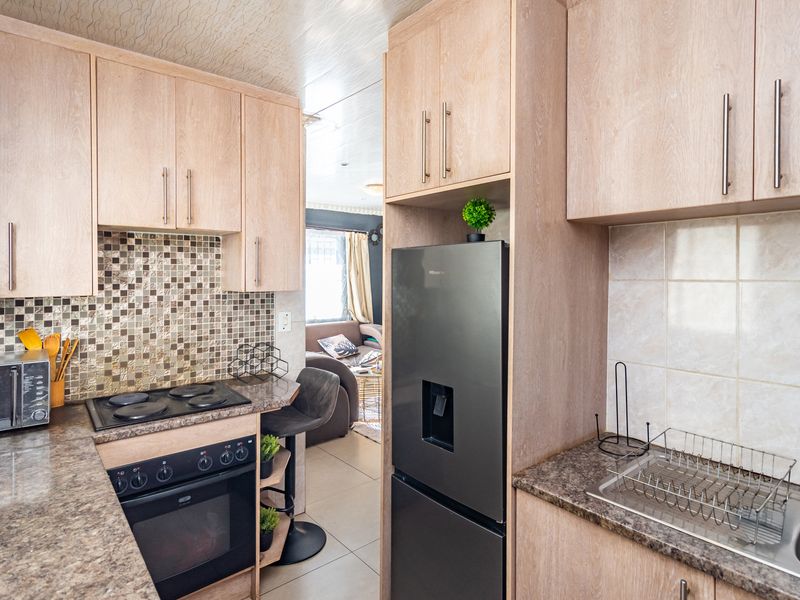 Charming 2-Bedroom House in a Convenient Location - Photo 2