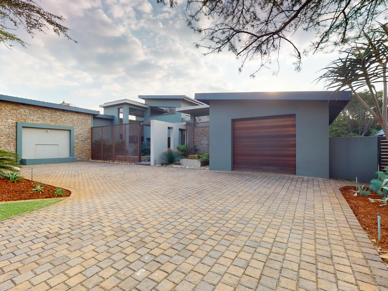 Luxury 4-Bedroom Entertainer’s Haven in a Secure Serengeti Nook - Photo 2
