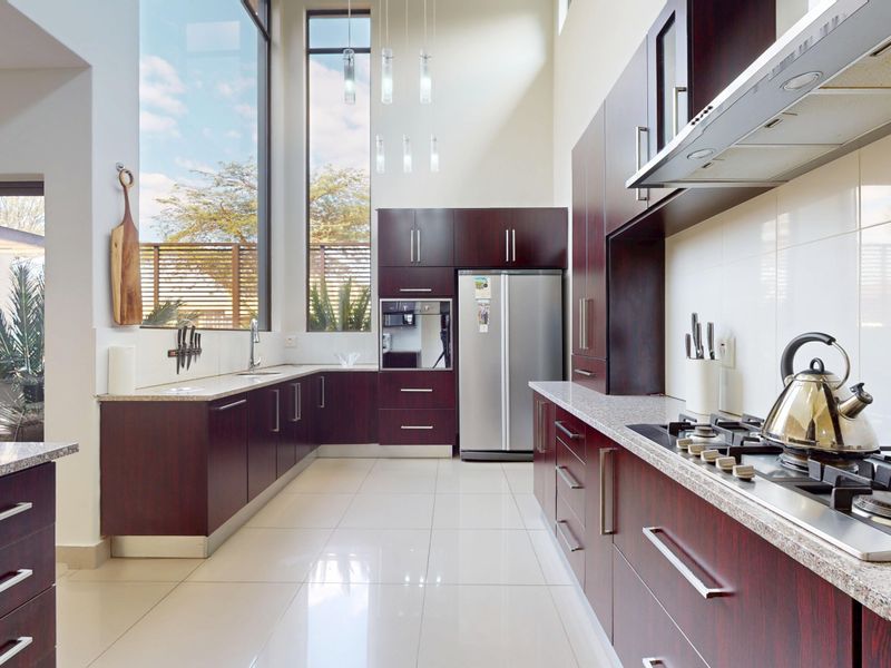 Luxury 4-Bedroom Entertainer’s Haven in a Secure Serengeti Nook - Photo 9