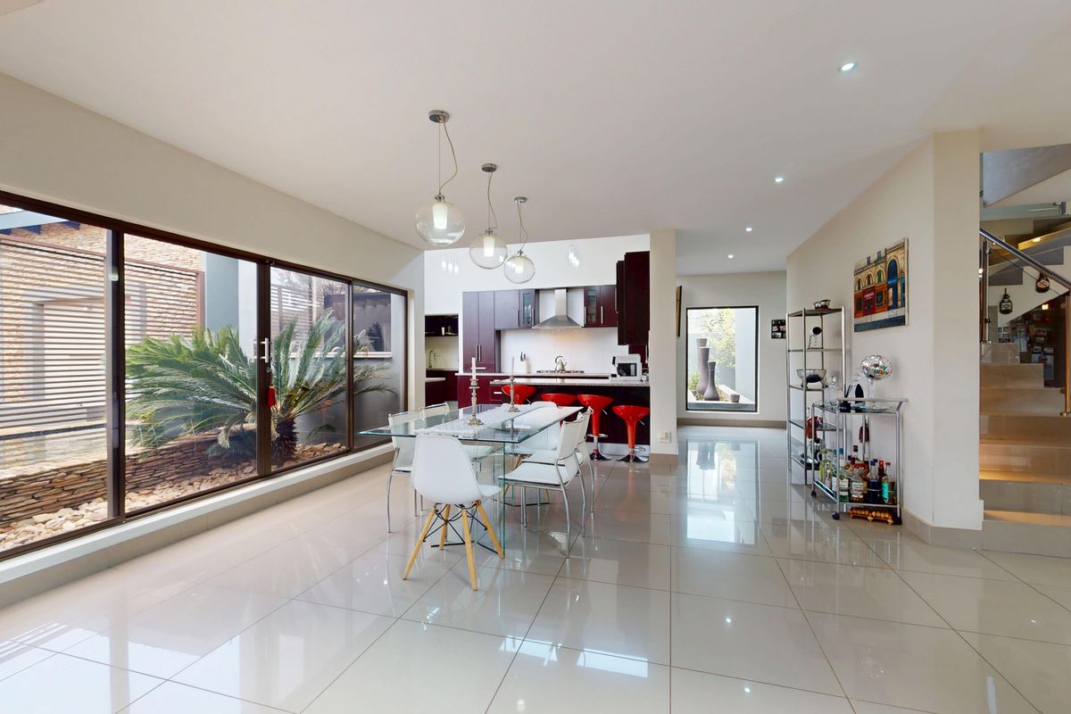 Luxury 4-Bedroom Entertainer’s Haven in a Secure Serengeti Nook - Photo 4
