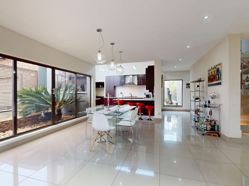 Luxury 4-Bedroom Entertainer’s Haven in a Secure Serengeti Nook - Photo 4