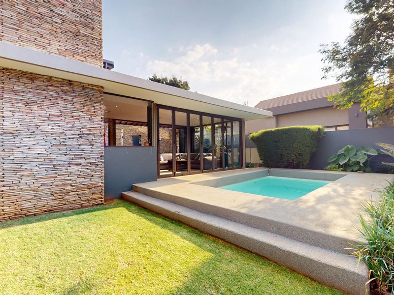 Luxury 4-Bedroom Entertainer’s Haven in a Secure Serengeti Nook - Photo 1
