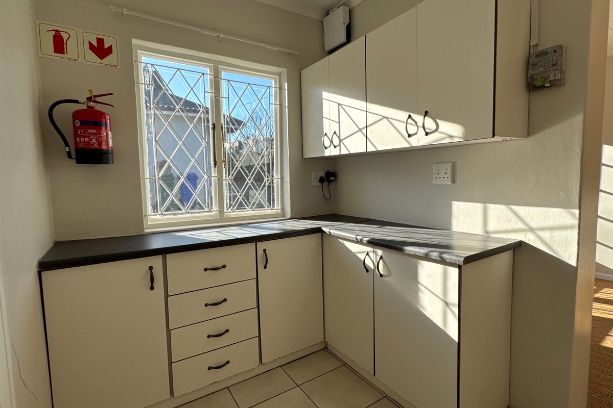 Neat and Secure One-Bedroom Cottage with Fenced Garden - Photo 4