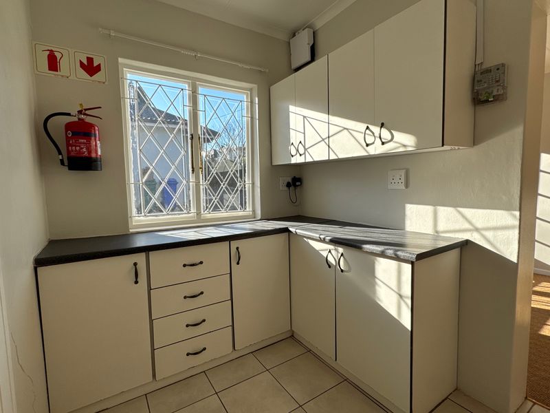 Neat and Secure One-Bedroom Cottage with Fenced Garden - Photo 4