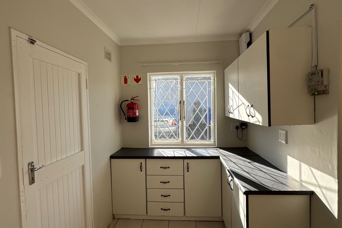 Neat and Secure One-Bedroom Cottage with Fenced Garden - Photo 5