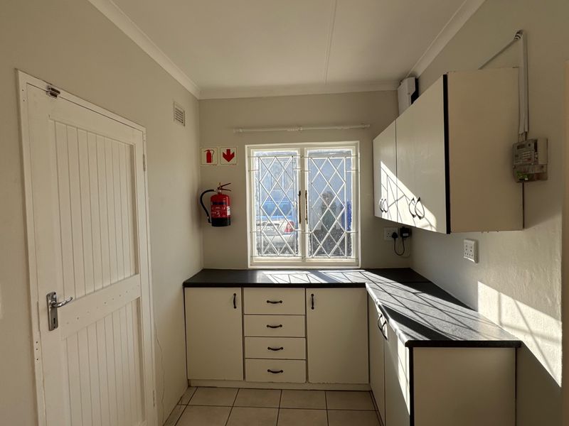 Neat and Secure One-Bedroom Cottage with Fenced Garden - Photo 5