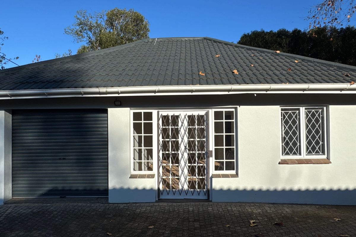 Neat and Secure One-Bedroom Cottage with Fenced Garden - Photo 2