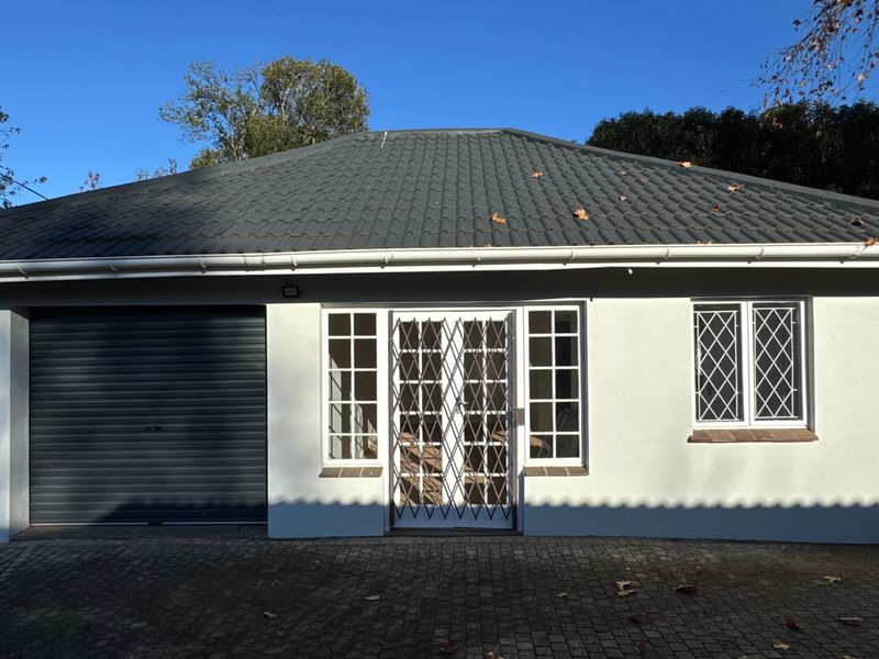 Neat and Secure One-Bedroom Cottage with Fenced Garden - Photo 2