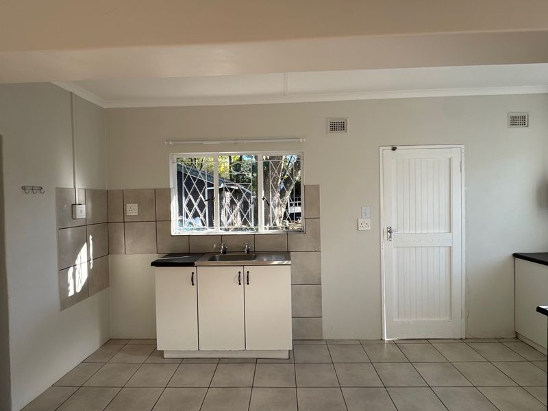 Neat and Secure One-Bedroom Cottage with Fenced Garden - Photo 8