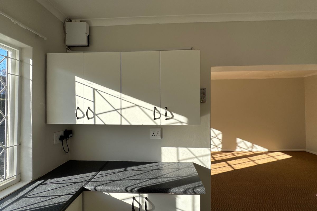 Neat and Secure One-Bedroom Cottage with Fenced Garden - Photo 3