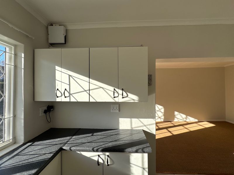 Neat and Secure One-Bedroom Cottage with Fenced Garden - Photo 3