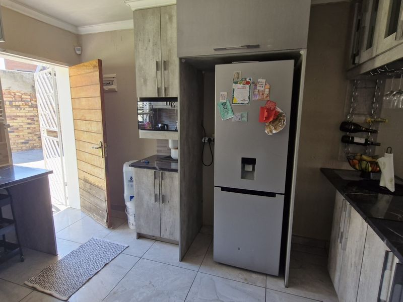 Secure, Comfortable Living for Families and First-Time Buyers. - Photo 5