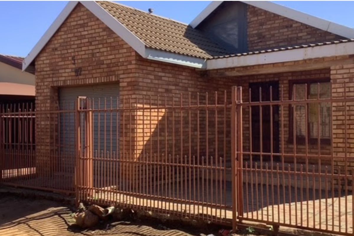 Three Bedroom Home For Sale In Ikageng - Sarafina Ext 2 - Photo 2