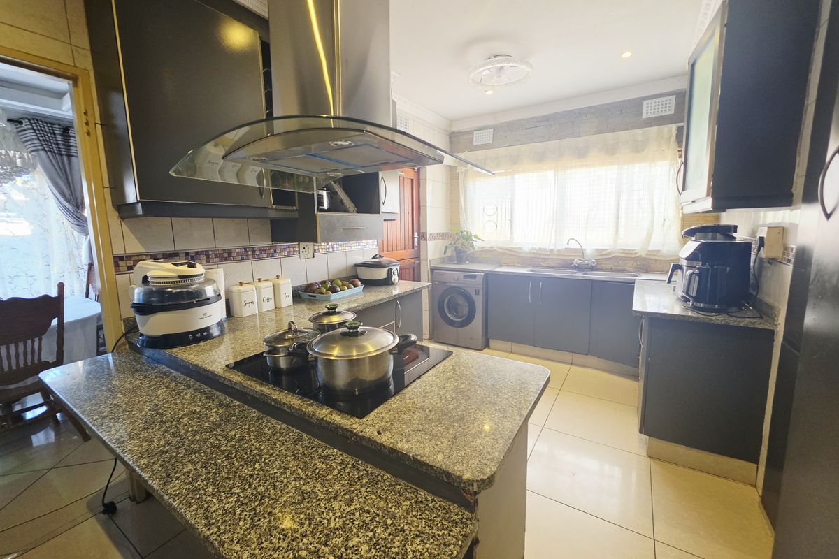 Spacious Family Home with Outbuilding in Sought-After Grantham Park - Photo 5