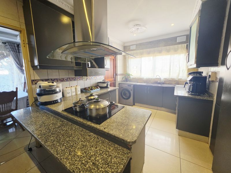 Spacious Family Home with Outbuilding in Sought-After Grantham Park - Photo 5