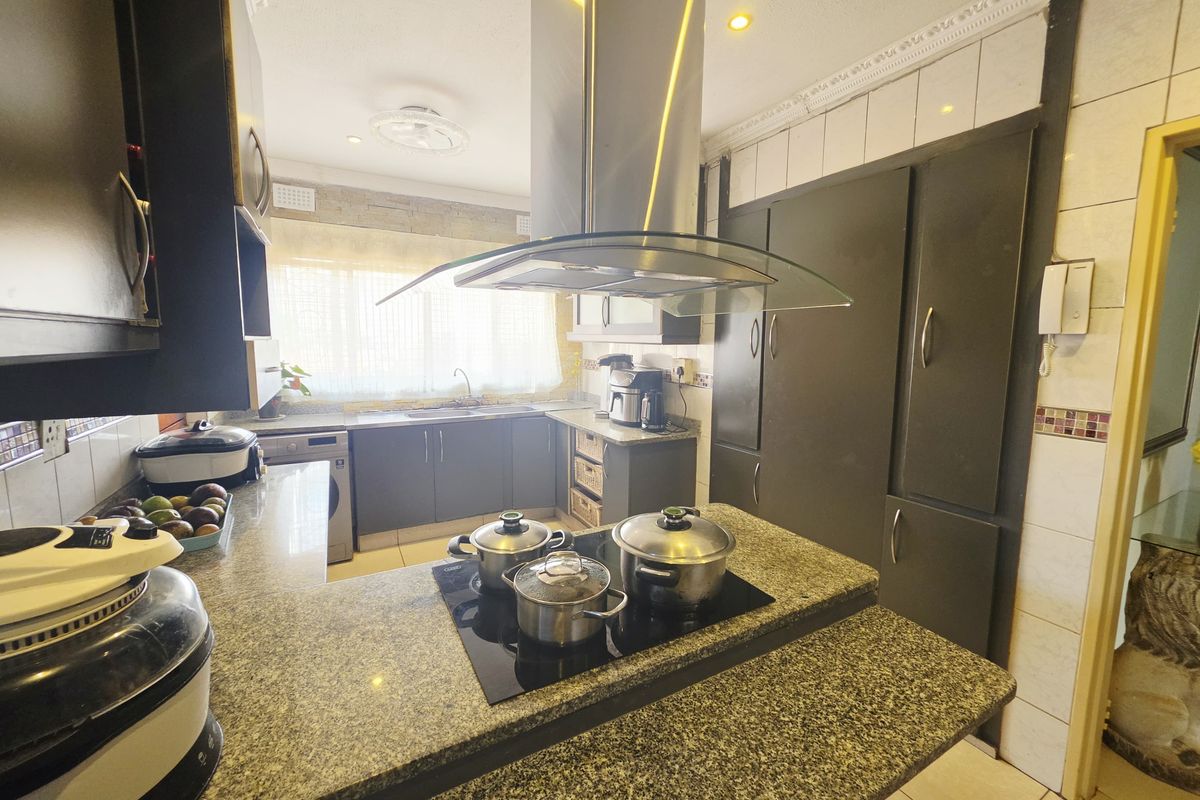 Spacious Family Home with Outbuilding in Sought-After Grantham Park - Photo 4