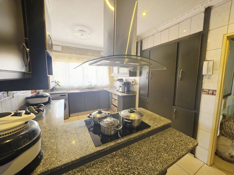 Spacious Family Home with Outbuilding in Sought-After Grantham Park - Photo 4