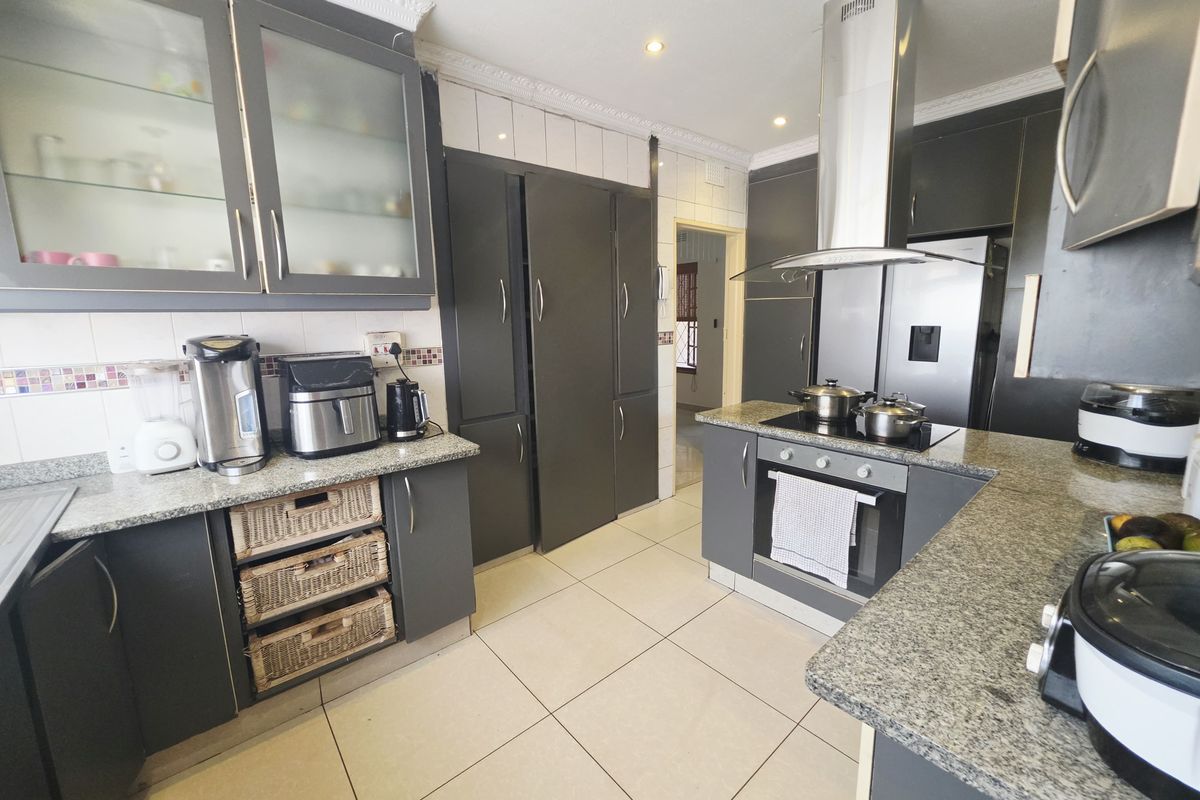Spacious Family Home with Outbuilding in Sought-After Grantham Park - Photo 2