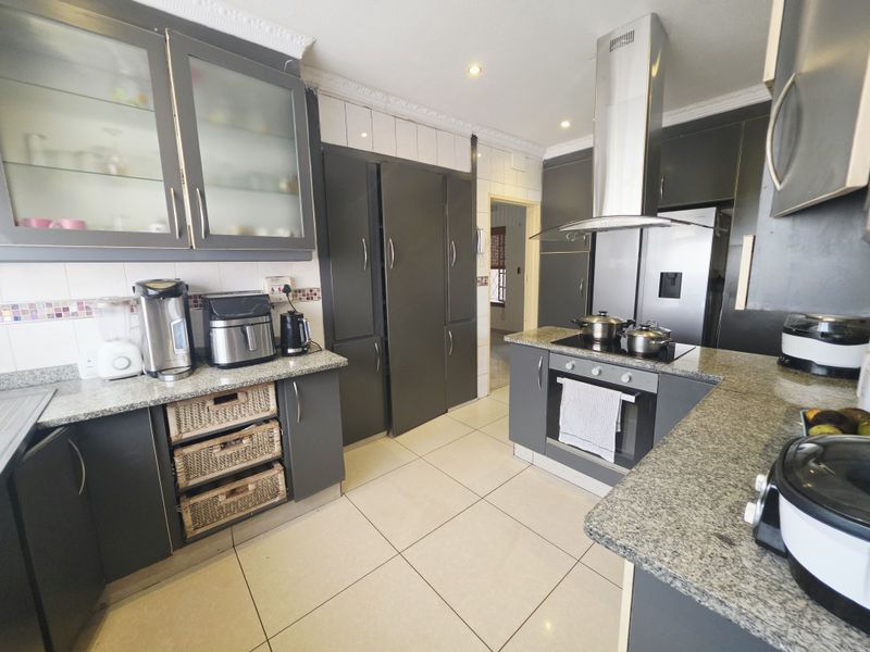 Spacious Family Home with Outbuilding in Sought-After Grantham Park - Photo 2