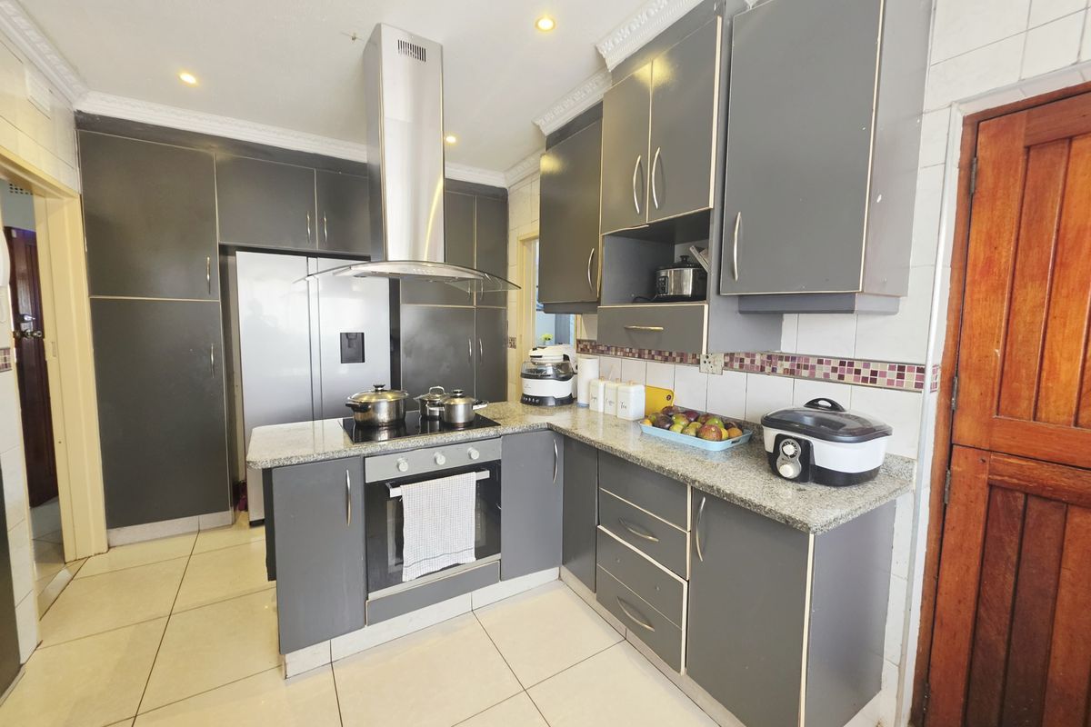 Spacious Family Home with Outbuilding in Sought-After Grantham Park - Photo 3