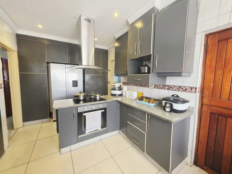 Spacious Family Home with Outbuilding in Sought-After Grantham Park - Photo 3