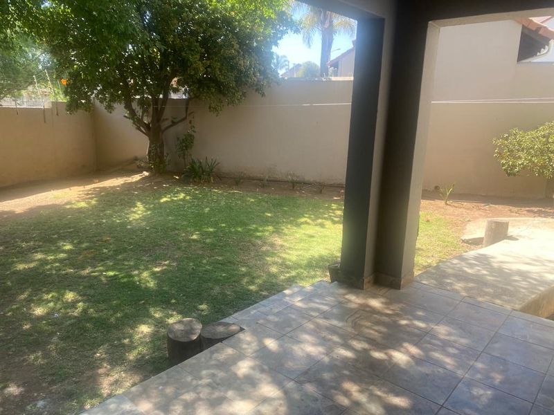 Charming 2-Bedroom Home with Private Garden & Pool Access - Photo 3