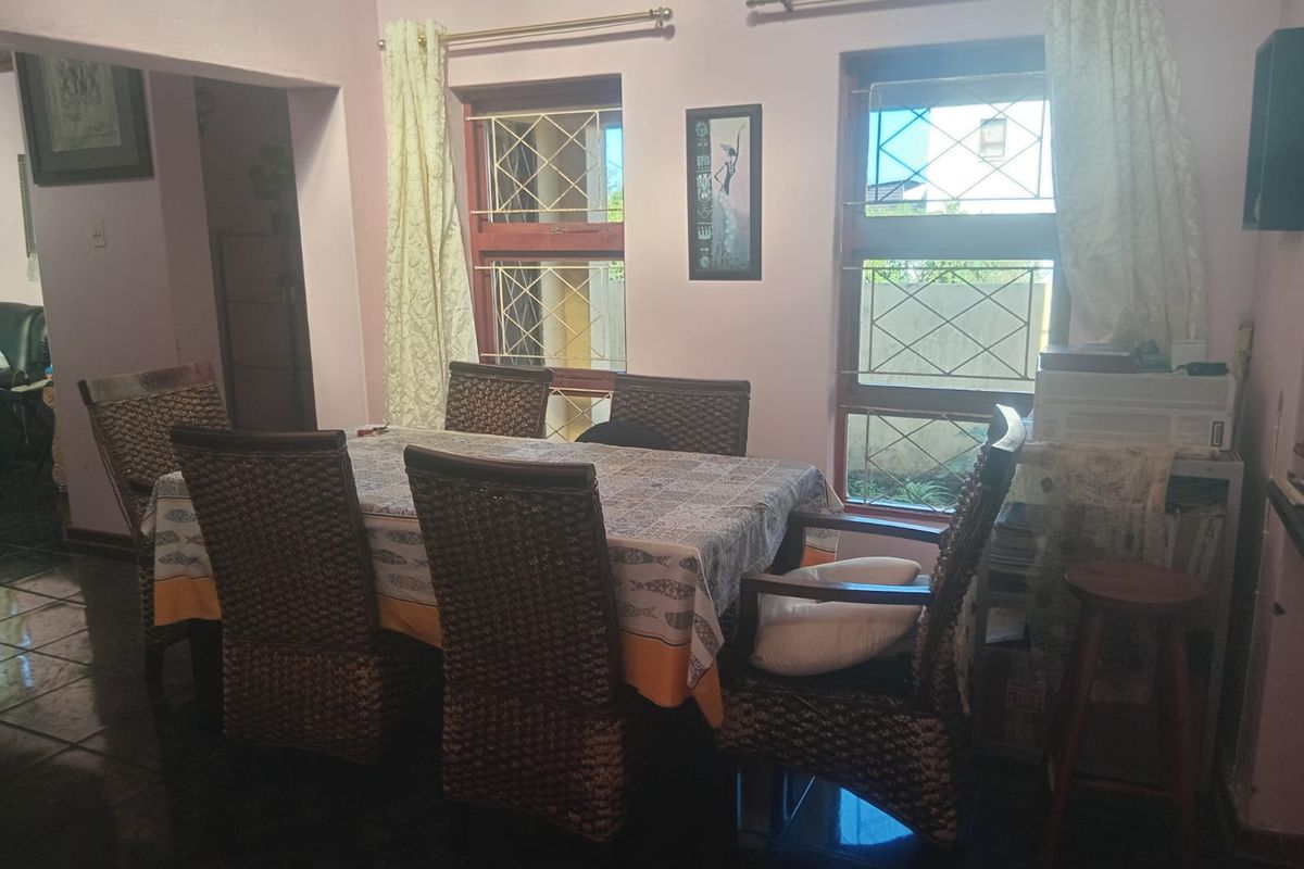 Spacious Family Home with Pool & Entertainment Area - Photo 4