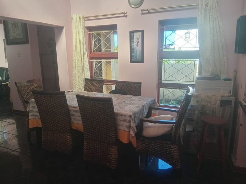 Spacious Family Home with Pool & Entertainment Area - Photo 4