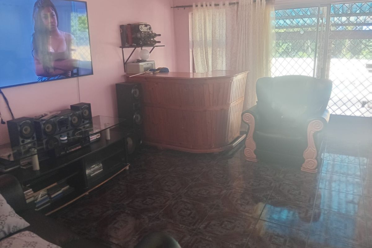 Spacious Family Home with Pool & Entertainment Area - Photo 3
