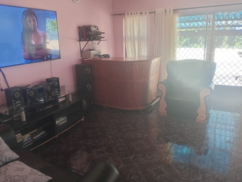Spacious Family Home with Pool & Entertainment Area - Photo 3
